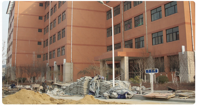 某教學(xué)樓不均勻沉降嚴(yán)重，墻體開裂，采用鋼管微型樁托換加固。(2009年)