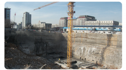 千佛山醫(yī)院保健綜合樓基坑復(fù)合土釘墻支護(hù)，基坑深度最大21m ( 2012年)